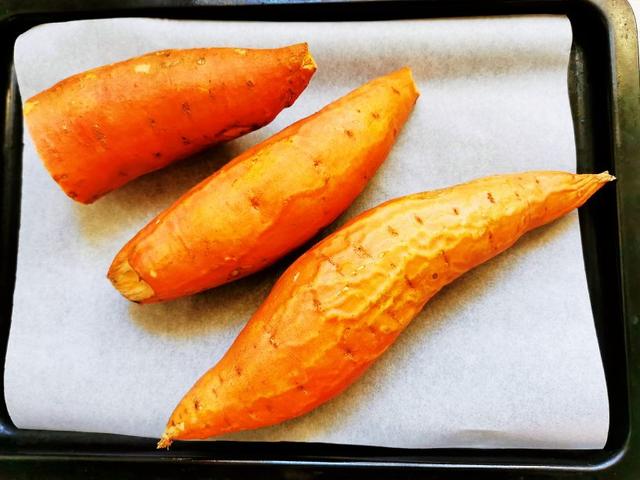 烤蜜薯用烤箱用多少温度烤多长时间，烤地瓜用烤箱用多少温度烤多长时间（蜜薯别总蒸着吃）