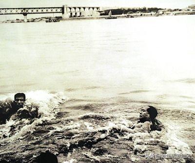 到中流击水描写的是什么河流，到中流击水是指哪条河（毛泽东在游泳中展现豪迈气概和伟大斗争精神）