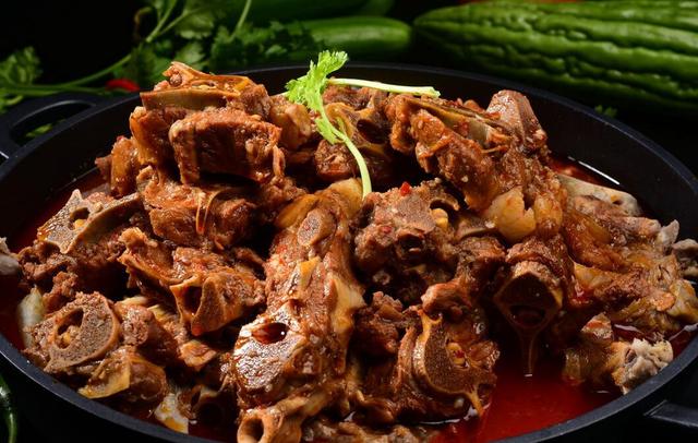 老北京羊蝎子正宗做法，炖羊肉最忌讳两种佐料（北京老城羊蝎子火锅配方制作教程）