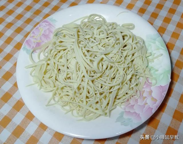 干豆腐丝怎么炒，葱油干豆腐怎么做（家常炒豆腐丝）