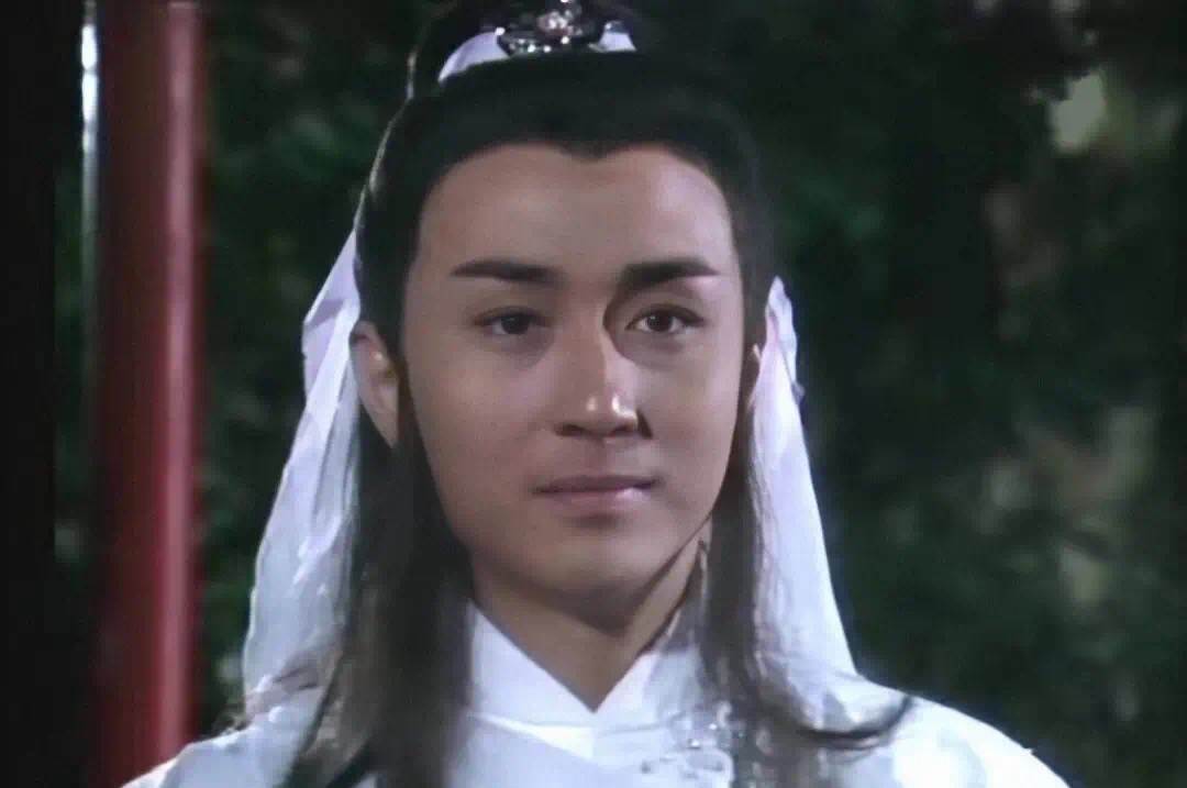 上世纪80年代末,吴岱融到香港发展,签约了tvb,凭借《绝代双骄》