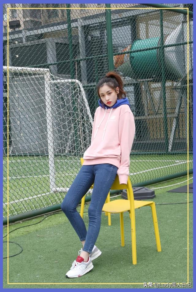 春季如何搭配紧身牛仔裤穿出自己的个性,紧身裤牛仔裤怎么搭配好看