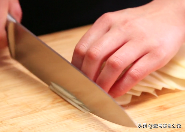咸蛋黄炒土豆丝，正宗咸蛋黄土豆丝（土豆丝搭配咸蛋黄一起炒）