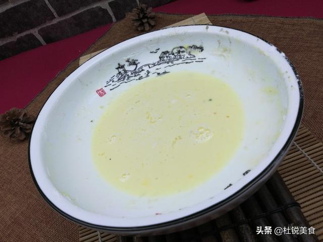 酸辣鱼汤的做法，酸辣鱼汤的家常做法（酸辣爽口的秘密全在这碗小鱼汤里）