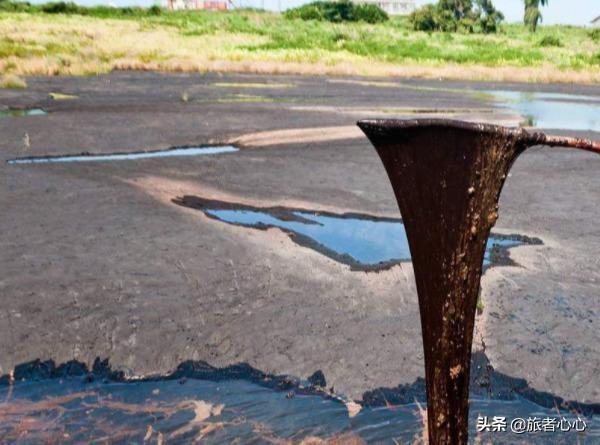 天然沥青湖，沥青湖是怎样形成的（这片湖深不见底却没有水）