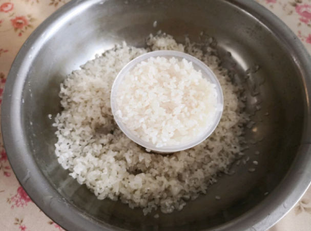 蒸米饭时加入一把黑米，不仅营养高，味道真香，尤其女人要多吃