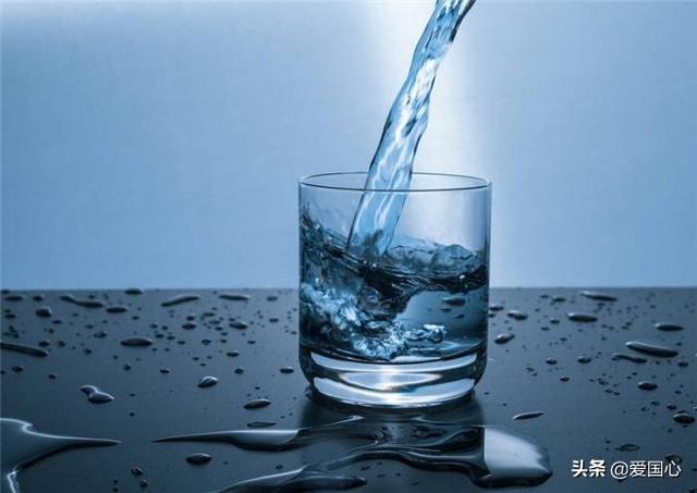 巴黎水是苏打水吗，巴黎水和苏打水有什么区别（如何选购苏打水）