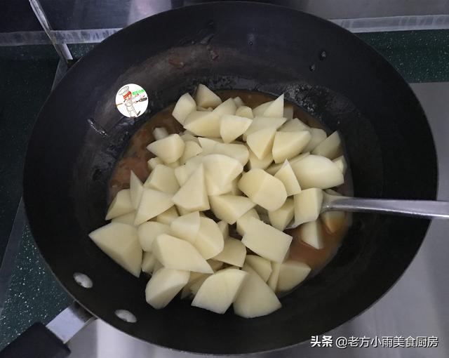 红烧牛肉炖土豆，红烧土豆牛肉的家常做法（这肉再贵也要买）