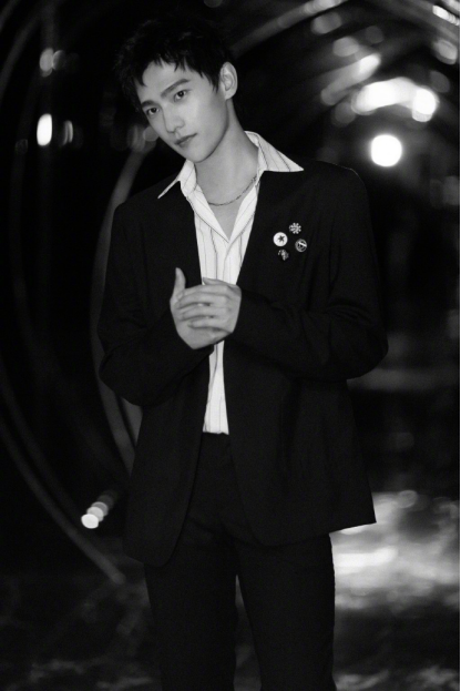 蒙奇奇项链真假如何鉴别，蒙奇奇项链正版多少钱一个（穿睡衣风衬衫矜贵成公子哥）