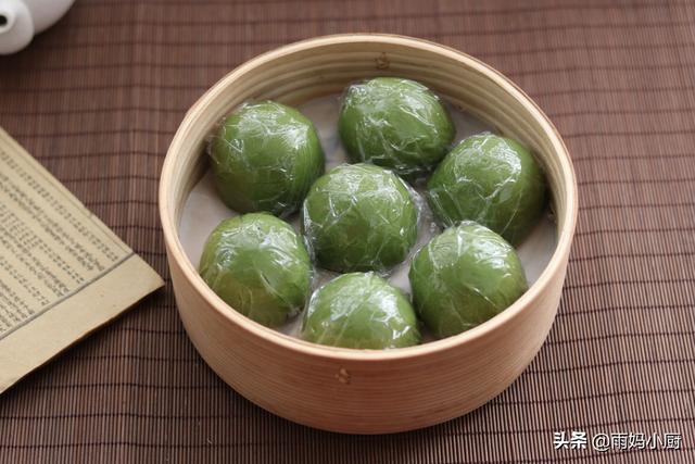 艾草青团怎么做会绿，艾青团子怎么做才绿（试试这样做个个碧绿不发黑）