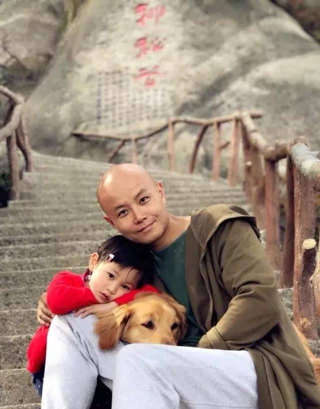 乐嘉回应强吻谢娜事件，他感情坎坷，一共有三段婚姻，三个孩子