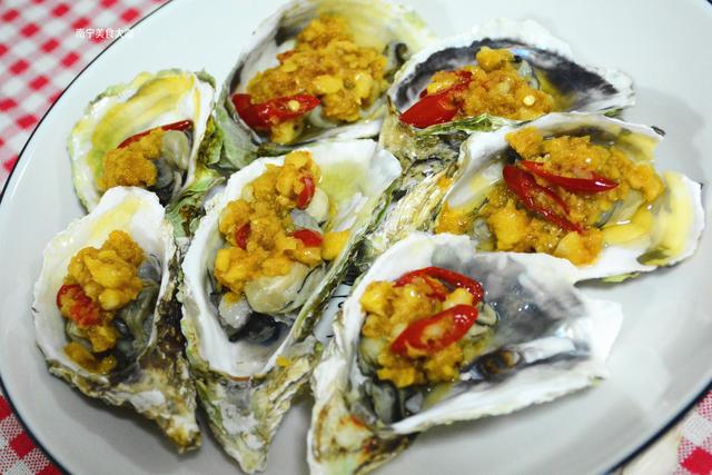 怎么挑选生蚝，怎么挑选生蚝罐头（挑到的生蚝个个鲜嫩肥美）