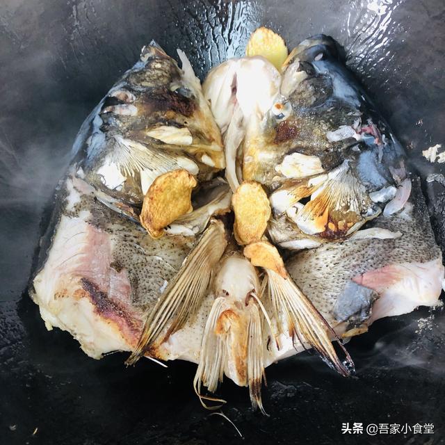 花鲢鱼头炖豆腐，花鲢鱼头豆腐汤的正宗做法（鱼肉鲜嫩豆腐细腻入味）