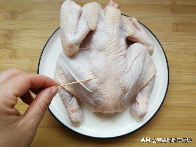 烤鸡用烤箱怎么烤 烤箱烤鸡的制作方法，烤鸡用烤箱怎么烤（儿子说烤一个不够解馋）