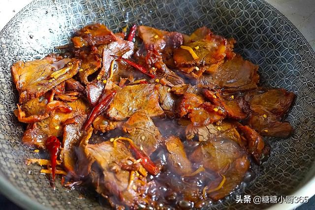 隔山肉焖毛豆的做法，毛豆排骨焖饭（这菜再贵也要常给孩子吃）