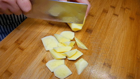 鸡肉炖土豆怎么炒好吃又嫩，土豆炖鸡这样做太好吃了