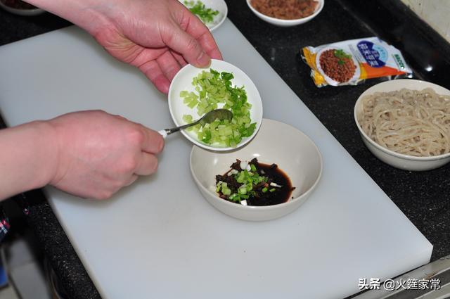 酸辣粉粉丝的家常做法，用最简单的材料做一碗香喷喷的酸辣粉