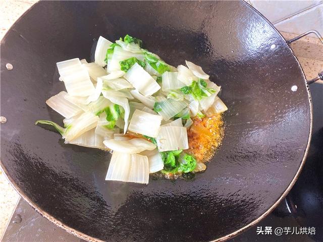 牛皮菜的功效与作用，农村人喂猪的主食蔬菜“牛皮菜”简单烹制成了四川人的美味下饭菜