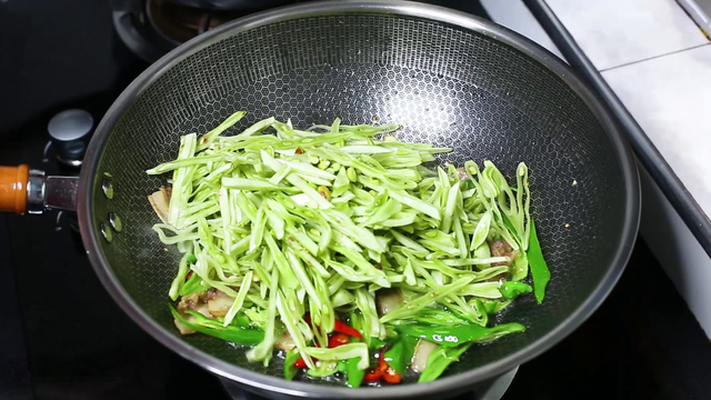 炒扁豆的家常做法，家常版扁豆炒肉的做法（为啥饭店的炒扁豆那么好吃）