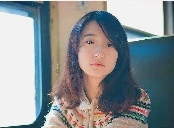 火车硬卧中铺鞋放哪啊，火车卧铺鞋怎么放（坐火车卧铺的4种“尴尬”）