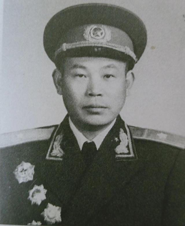 二级独立自由勋章，我军1955年颁发的是哪三种勋章（1955年授衔时南京军区第31军授衔大校以上人员的职级、勋章与薪金）