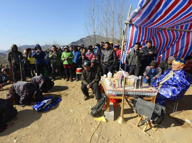 人死后为什么要穿寿衣，人死后为什么要穿寿衣戴帽子（为什么一定要穿着寿衣才能下葬）