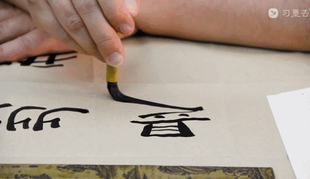 初学者怎样练毛笔字 教你写出好看的书法，初学者怎样练毛笔字（初练毛笔字，究竟如何开始写）
