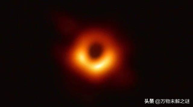 黑洞是什么颜色的，黑洞是什么颜色的a黑色b白色c无色（黑洞照片为什么显示是红色的）