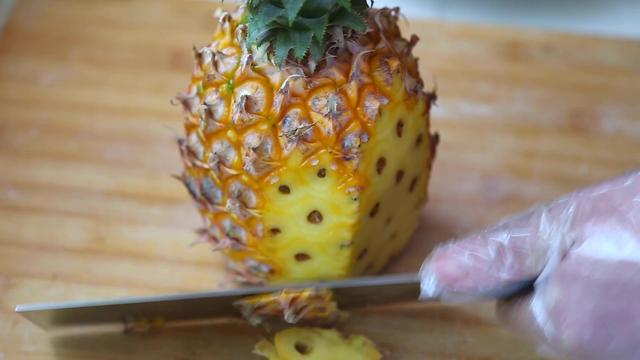 怎样轻松去除菠萝皮，怎样去菠萝皮最简便方法（家常版菠萝去皮教程）