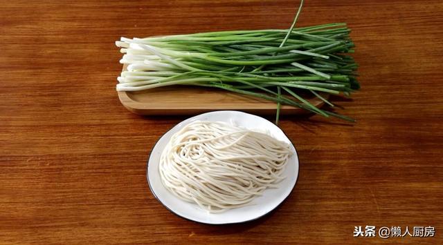 求熬葱油汁的做法，正宗葱油怎么熬制最香窍门（葱油拌面这样做好吃）