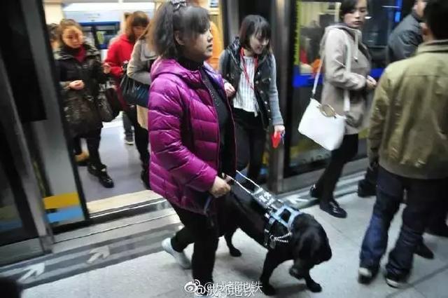 地铁上可以吃东西吗，地铁可以带吃的进去么（为什么地铁上不能吃东西）