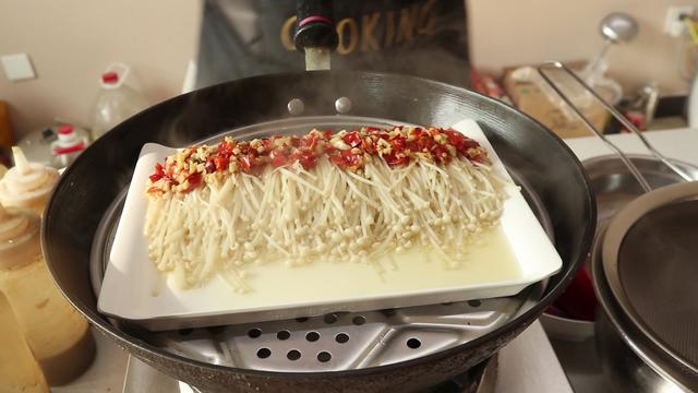 剁椒金针菇的做法，金针菇的做法（大厨教你做剁椒金针菇）