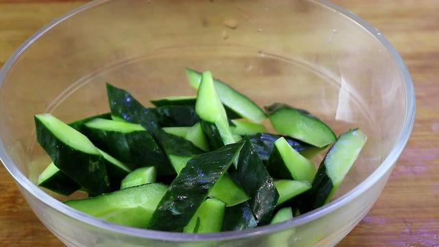 怎样做美味的凉拌黄瓜花生，花生凉拌黄瓜怎么做好吃（凉拌黄瓜吃了30年）