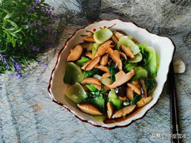 香菇油菜怎么炒，香菇油菜怎么炒好吃又简单（油菜和香菇天生是一对）