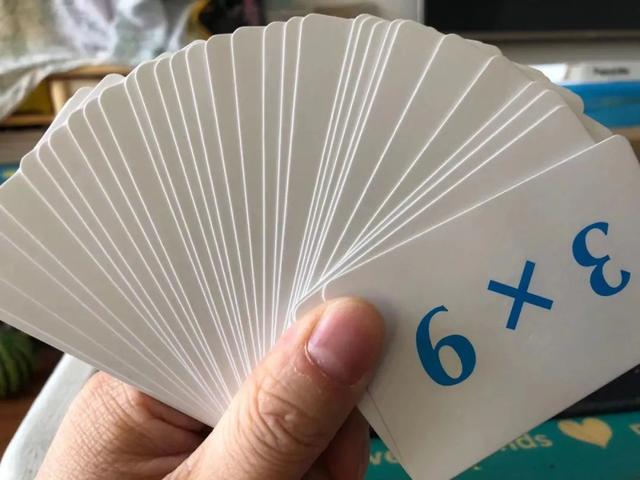 小孩背乘法口诀，怎样教小孩背乘法口诀（带着孩子背诵“九九乘法口诀表”）