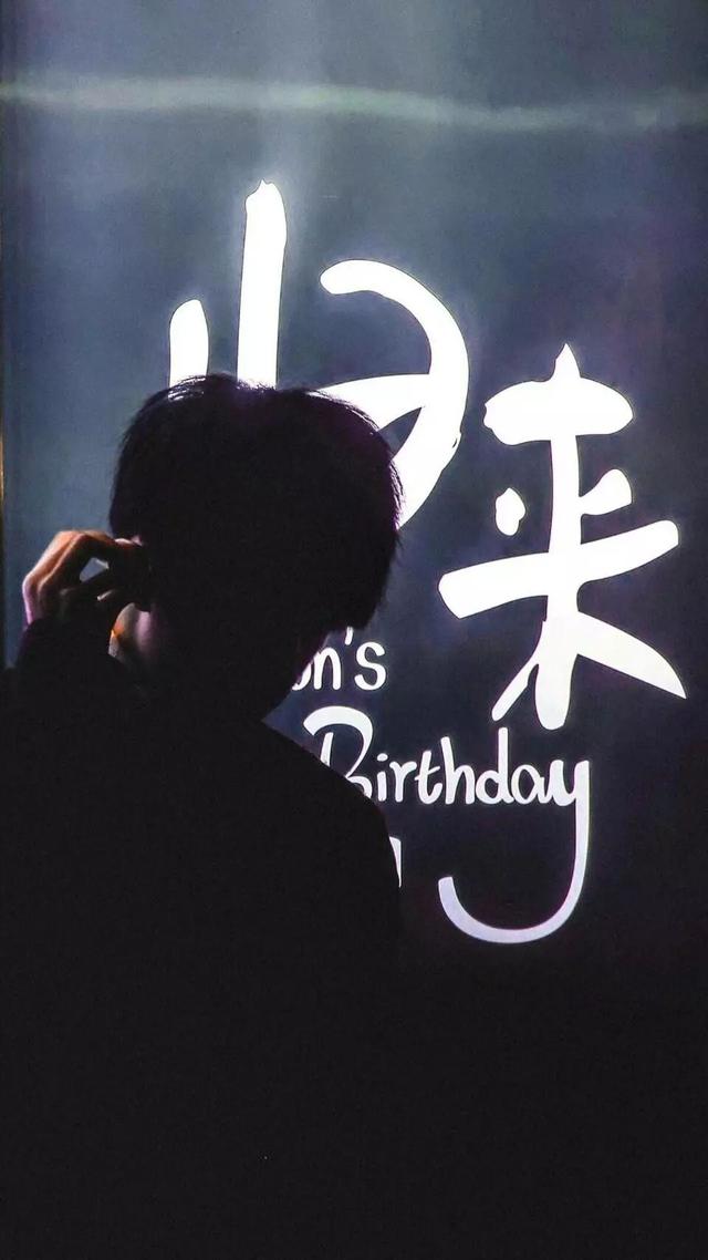 一组易烊千玺超拽帅气的高清图片   千纸鹤们在哪里呢，易烊千玺帅气的图片大全 霸气（有没有的千纸鹤在线签收呀）