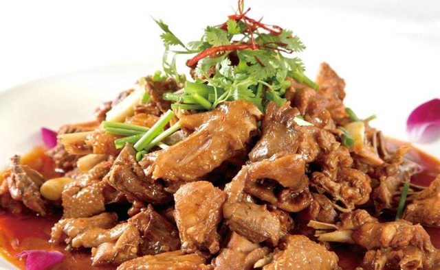 爆炒小公鸡怎么做，正宗家常爆炒小公鸡（酱香味十分可口“鸡蹬子”不是越长越好）