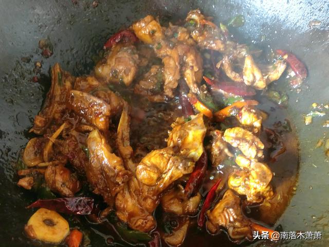 青椒炒鸡架的家常做法，青椒炒鸡架怎么做好吃（去市场两块五买了一个生鸡架）