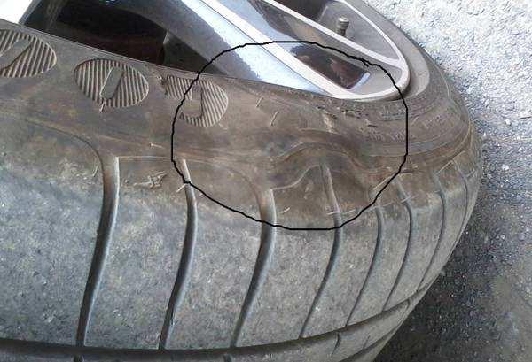 车辆爆胎的原因有哪些，汽车爆胎的主要原因（正常行驶时，汽车为什么会爆胎）