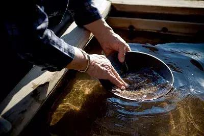 淘金需要哪些设备，河沙中的黄金怎么提出（淘金姿势get起来）