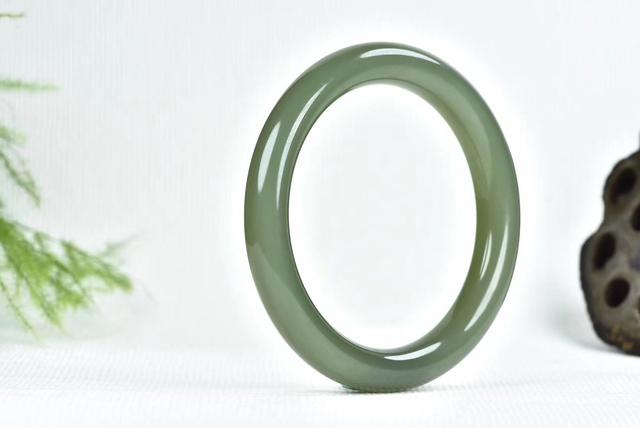 如何挑选碧玉手镯 ，如何挑选碧玉手镯和碧玉知识全解（教你几招和田碧玉手镯好坏选购技巧-简单易懂包教包会）