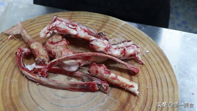 煮羊肉汤的正确方法，煮羊肉汤的正确方法视频（按照厨师长的操作步骤来）