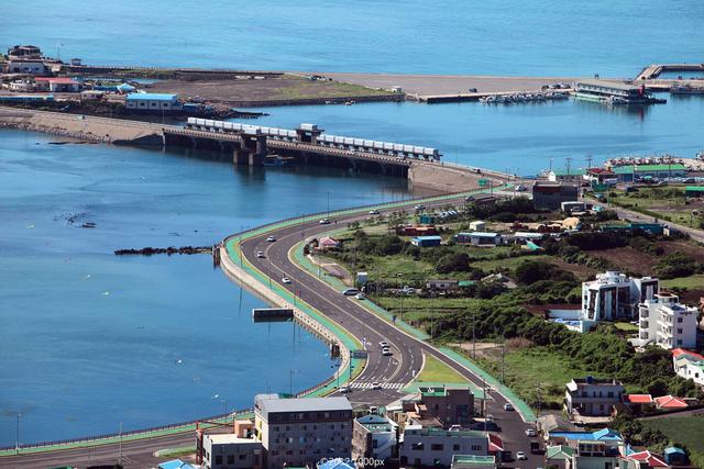 图们江同中国相邻,东北一角与俄罗斯接壤,东南隔朝鲜海峡与日本相望