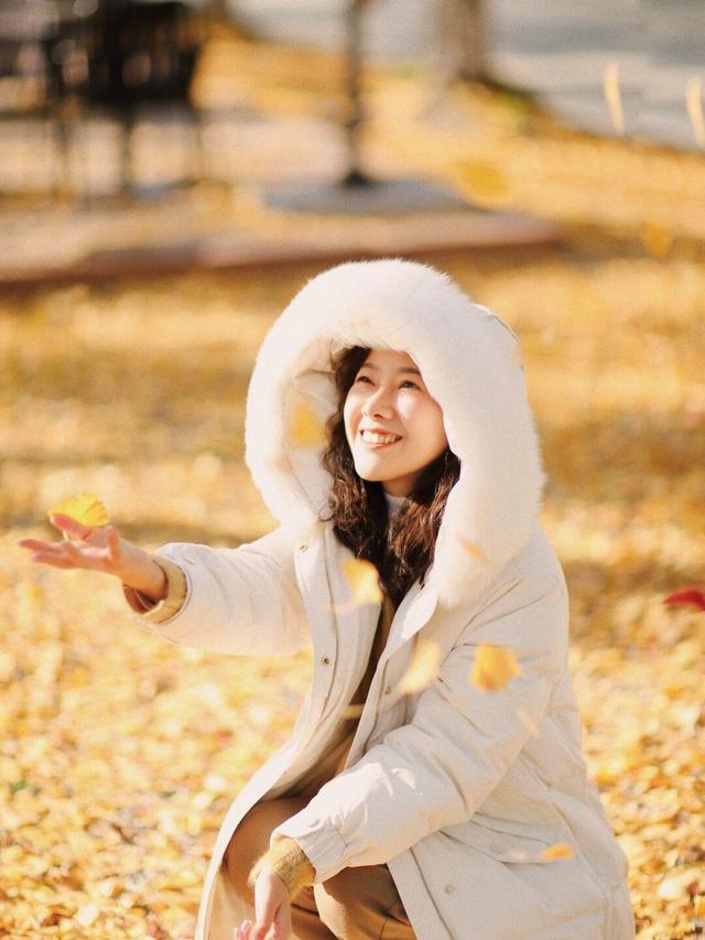 长款羽绒服图片，中长款羽绒服（这个冬天“长款羽绒服”又火了）