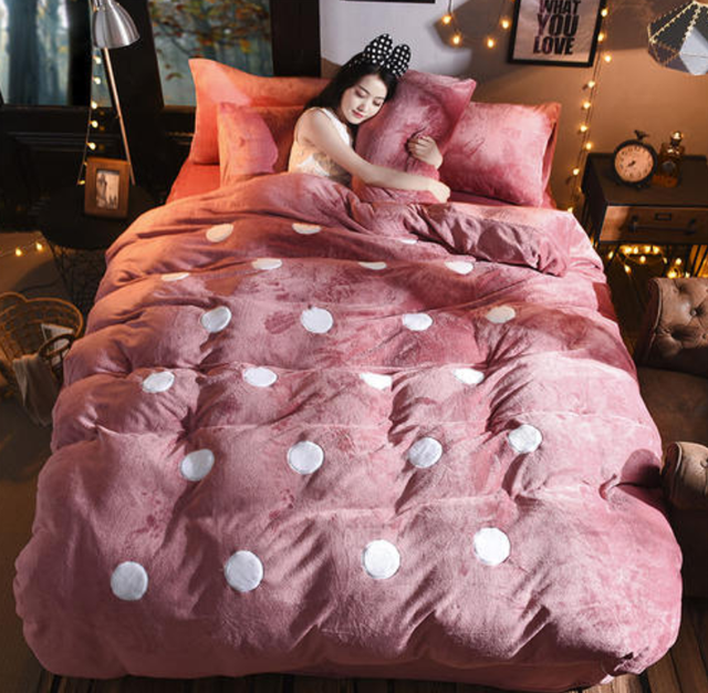 法兰绒和珊瑚绒哪个好，珊瑚绒和法兰绒有什么区别（玉兔绒法兰绒和珊瑚绒哪个好）