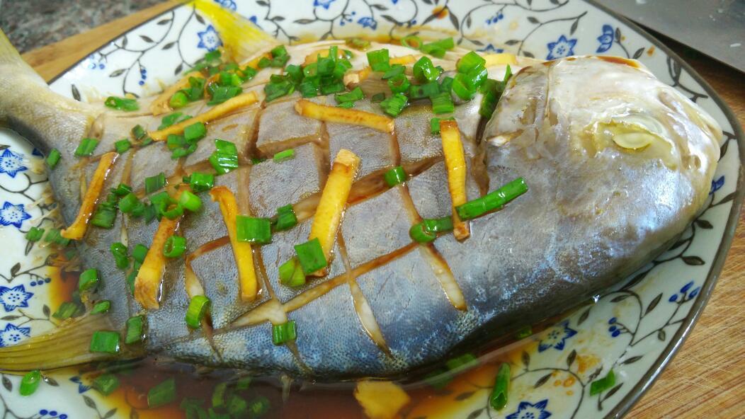 金鲳鱼价格暴跌至成本价，市场行情低迷引发养殖户担忧，每斤售价大幅下滑。