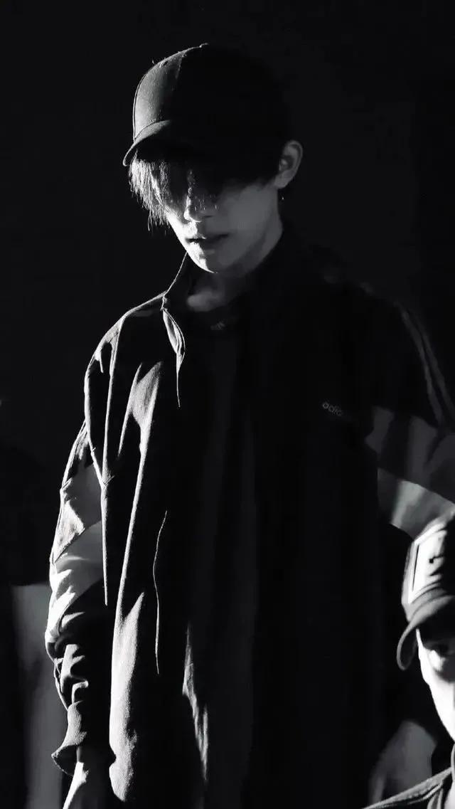 易烊千玺的图片，易烊千玺头像微信（喜欢这个词太肤浅我对你的感觉不止如此）