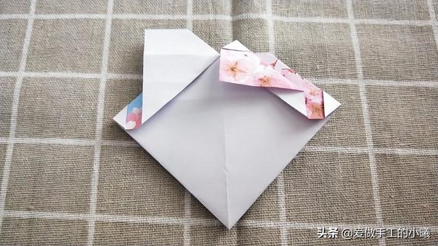 最简单的雨伞折纸方法图解，折纸教程：带爱心的小花伞