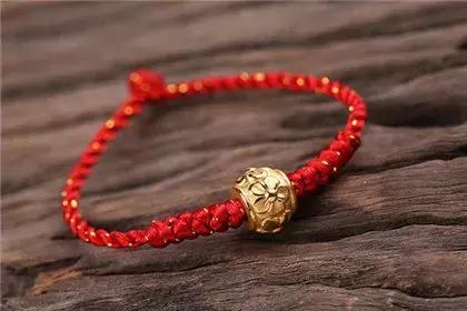 牵红线是什么意思,牵红线是什么意思 有啥好处(枕头下放红绳有什么寓意) 牵红线是什么意思,牵红线是什么意思 有啥好处(枕头下放红绳有什么寓意)