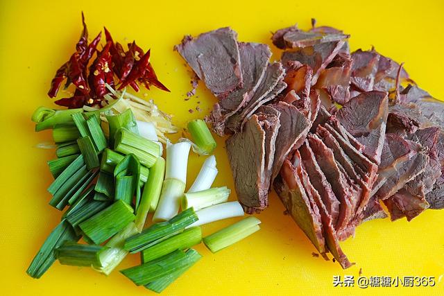 隔山肉焖毛豆的做法，毛豆排骨焖饭（这菜再贵也要常给孩子吃）